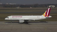 Dieser Airbus A320-200 der Fluggesellschaft Germanwings ist am Dienstag (24.03.2015) auf dem Weg nach Düsseldorf abgestürzt, hier auf dem Flughafen Berlin-Schönefeld