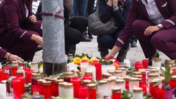 Germanwingsmitarbeiter stellen Kerzen auf