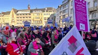 Mitglieder der Gewerkschaft Komba demonstrieren in Bonn