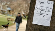 Ein Zettel warnt am 30.03.2012 in einem Park in Berlin vor ausgelegten Giftködern.