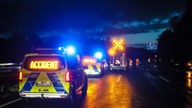 Polizei-Autos stehen auf der gesperrten A1 bei Volmarstein nach Glätte-Unfall