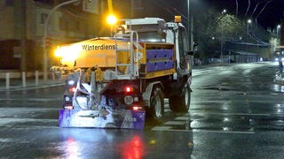 Streufahrzeug in Solingen ist Ende 2022 bei Glatteis unterwegs