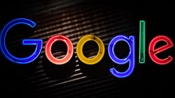 Google will nicht selbst entscheiden, was "wahr" und was "unwahr" ist und löscht deshalb nur in eindeutigen Fällen Links aus dem Index