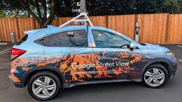 Google Street View Auto fährt durch eine Straße