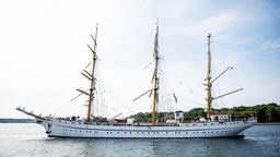 Das Marine-Segelschulschiff «Gorch Fock» läuft in seinen Heimathafen ein