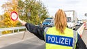 ARCHIV - 02.11.2023, Brandenburg, Bademeusel: Beamte der Bundespolizei kontrollieren Fahrzeuge am Grenzübergang Bademeuse