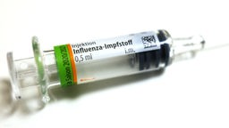 Eine Spritze mit einem Influenza-Impfstoff.