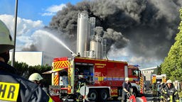 Feuerwehr bei Großbrand in Leverkusen