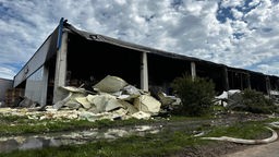Schäden an Lagerhallen einer Großbäckerei nach Brand in Leverkusen