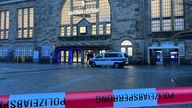 Ein Polizeiauto steht vor dem Bahnhof Bielefeld; dieser und der Vorplatz sind abgesperrt worden