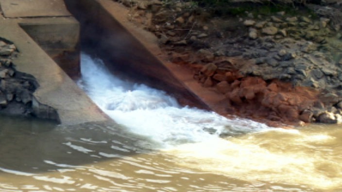 Grubenwasser wird hochgepumpt und mündet in einen Teich