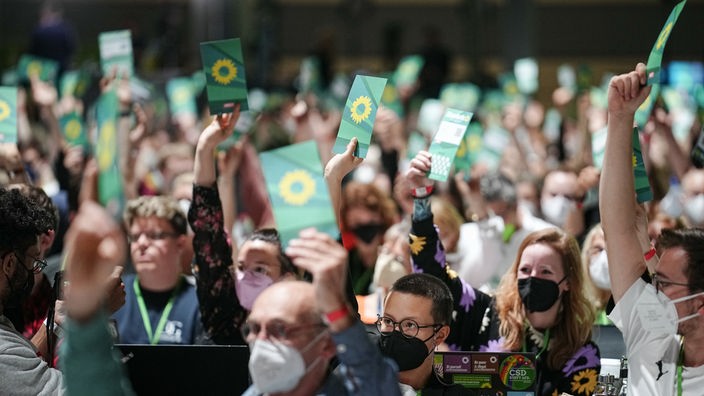 Delegierte stimmen beim Bundesparteitag von Bündnis 90/Die Grünen über einen Antrag ab