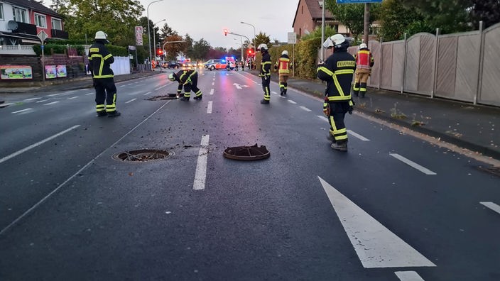 Feuerwehreinsatz - Verpuffung schleudert Gullydeckel in Euskirchen hoch
