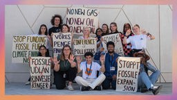 Klimaaktivisten aus Europa protestieren auf dem COP28 Gelände
