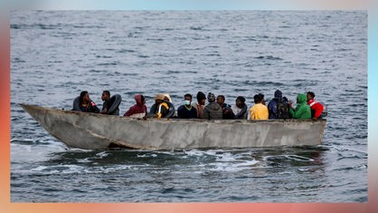  Ein kleines Boot mit Migranten im  Mittelmeer