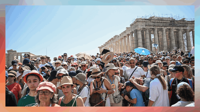 Touristen besuchen den Panthenon-Tempel in Athen unter strahlender Sonne.