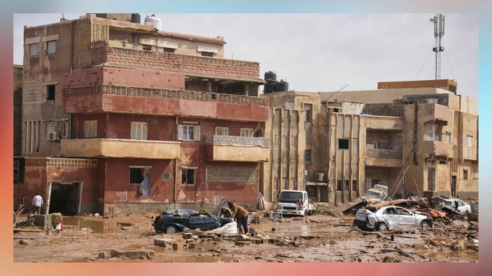 Auf diesem von der libyschen Regierung zur Verfügung gestellten Bild liegen Autos und Trümmer in einer Straße in Derna, Libyen, nachdem sie durch starke Regenfälle überflutet wurde.