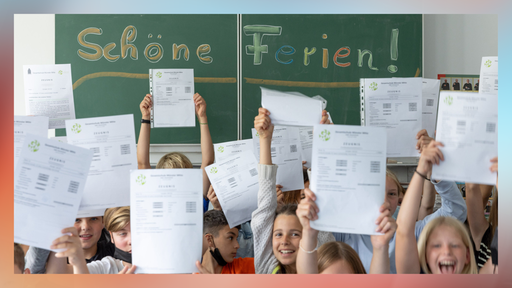 Schulkinder einer sechsten Klasse freuen sich über ihre Zeugnisse und die Ferien.