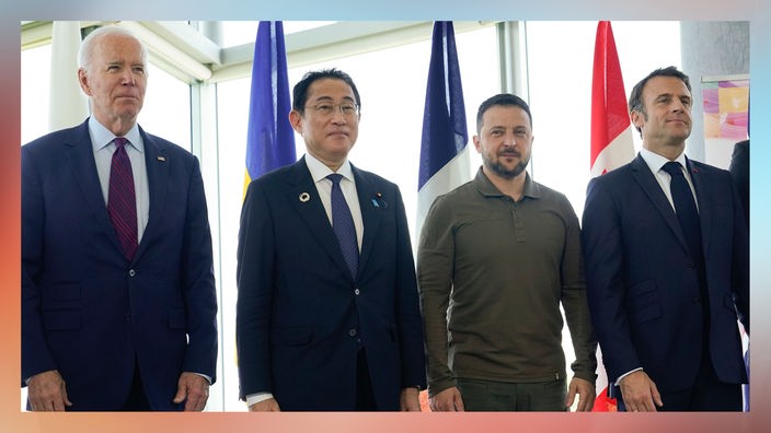 Joe Biden (USA) steht beim G7-Gipfel in Hiroshima neben Fumio Kishida (Japan), Wolodymyr Selenskyj (Ukraine), Emmanuel Macron (Frankreich) und Justin Trudeau (Kanada)