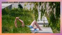 Eine Frau liegt bei sommerlichen Temperaturen unter der Sonne am Rheinufer