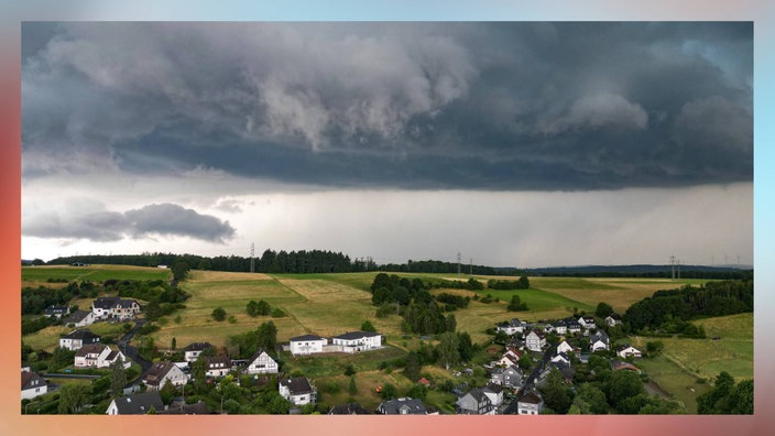 Immer wieder ziehen dunkle Wolken auf und es gibt auch immer wieder Amtliche Unwetterwarnungen vor schwerem Gewitter mit Orkanböen