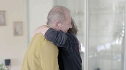 Günther Habke umarmt Anja Wulf in der ARD-Doku "Notfall Rettung - Wenn die Hilfe versagt"
