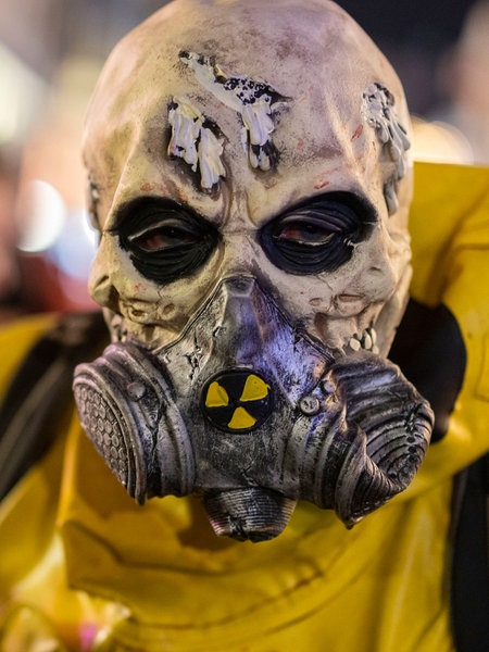 Ein Zombie bei der Halloween-Parade in Essen 