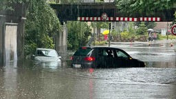 Autos stecken auf einer überfluteten Straße in Hamm fest