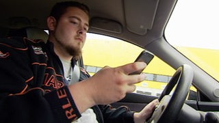 Gefährliche Ablenkung: Handy beim Autofahren im Test