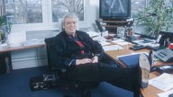 Hans Meiser in seinem Büro 1993.