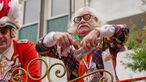 Hans Süper fährt auf einem Karnevalswagen im Rosenmontagszug