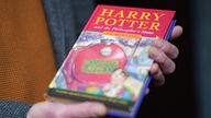 Makellose Erstausgabe von J.K. Rowlings Harry-Potter-Band "Der Stein der Weisen"