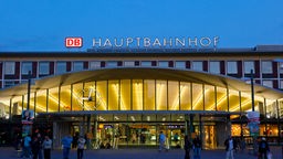 Der Hauptbahnhof in Bochum bei Dämmerung.