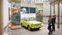 Teile der Berliner Mauer und ein Auto der Marke Trabant im Haus der Geschichte