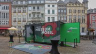 Aachen: Das "MuseumMobil", mit dem das Haus der Geschichte Nordrhein-Westfalen auf Reisen gegangen ist, steht auf dem Marktplatz