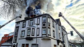 Die Feuerwehr Bochum löscht ein Hausbrand