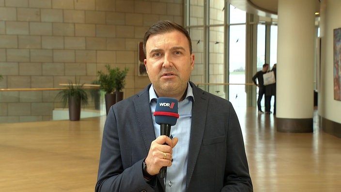 Reporter Tim Köksalan im Landtag vor Ort