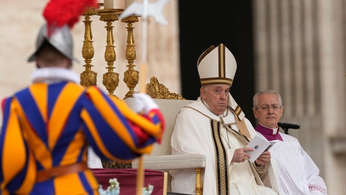 Papst Franziskus zelebriert die Ostermesse auf dem Petersplatz im Vatikan