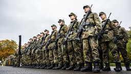 Soldatinnen und Soldaten des Heimatschutzregiments 2 stehen auf einem Platz in der Lützow Kaserne