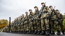 Soldatinnen und Soldaten des Heimatschutzregiments 2 stehen auf einem Platz in der Lützow Kaserne