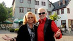 Heino und seine Ehefrau Hannelore vor ihrem Cafe'