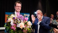 Josef Hovenjuergen gratuliert mit einem grossen Blumenstrauß dem Landesvorsitzenden und CDU-Spitzenkandidat Hendrik Wüst