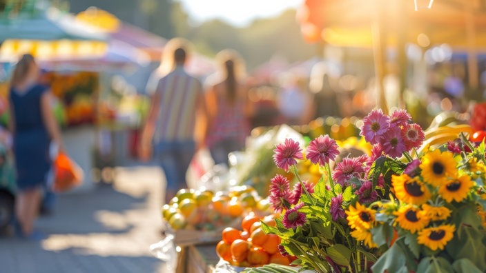 Foto des Herbstmarkts in Bad Sassendorf, Menschen spazieren auf dem Herbstmarkt im Hintergrund