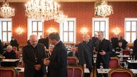 Fulda: Die Bischöfe stehen zu Beginn der Herbstvollversammlung der Deutschen Bischofskonferenz im Fürstensaal des Stadtschlosses Fulda
