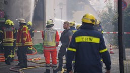 Herford: Einsatzkräfte von Feuerwehr und THW stehen am Unglücksort