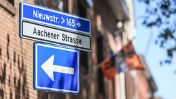 Ein deutsches und ein niederländisches Straßenschild stehen an der Grenze zwischen Herzogenrath (Deutschland) und Kerkrade (Niederlande). 