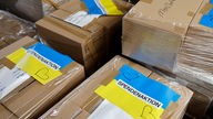 Fertig verpackt Lagern Kisten mit Hilfsgütern für Kiew. Die Stadt Köln schickt vier Lastwagen mit insgesamt mehr als 120 Palletten Hilfsgütern fuer die ukrainische Hauptstadt auf die Reise.