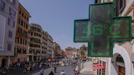 Anzeigetafel einer Apotheke zeigt eine Temperatur von 46 Grad in der Innenstadt von Rom an.