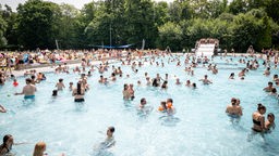 Zahlreiche Badegäste sind im Stadionbad in Köln.