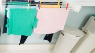 Aufgehängte Kleidung an einem Wäscheständer